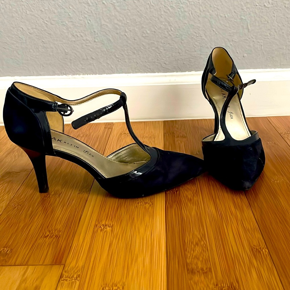 Anne Klein Navy Suede Heels 7.5